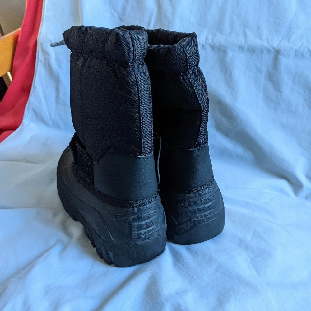 NWT Circo Unisex winter boots size 2